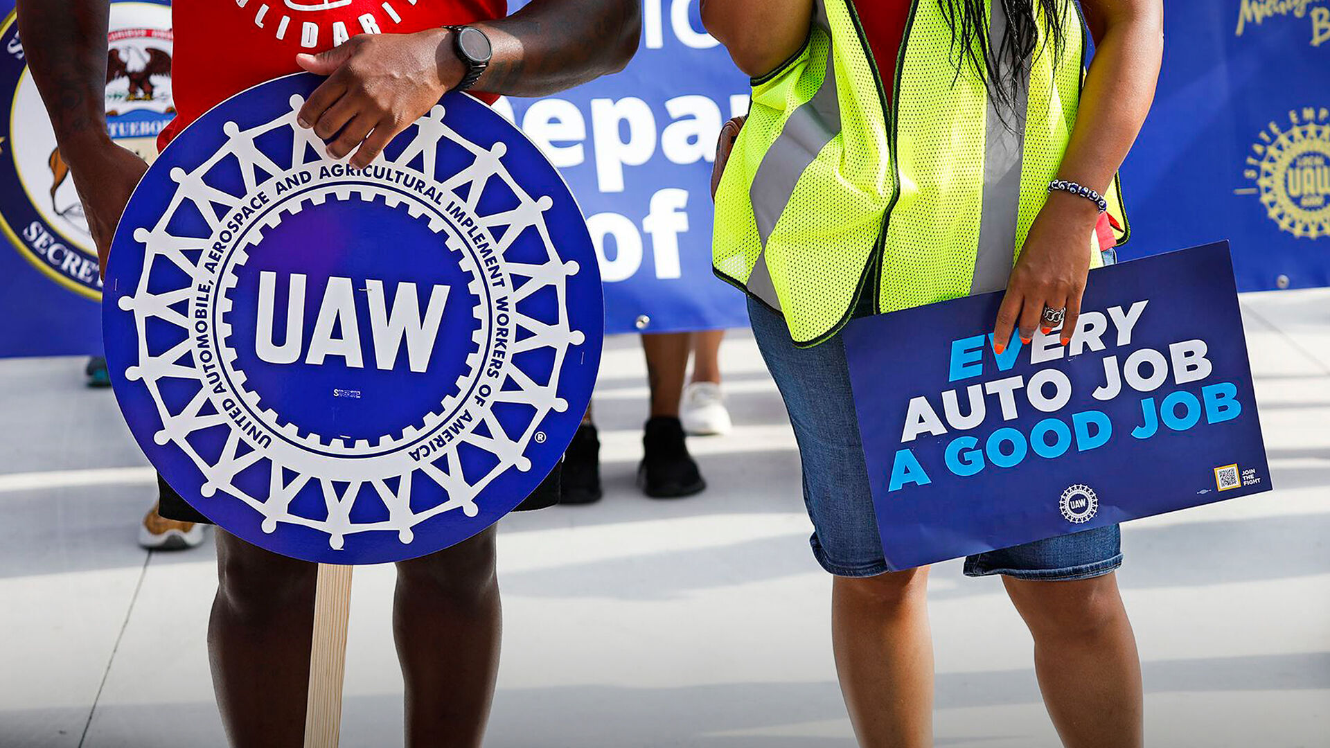 Auto strike deadline close, but deal has ‘a long way to go’